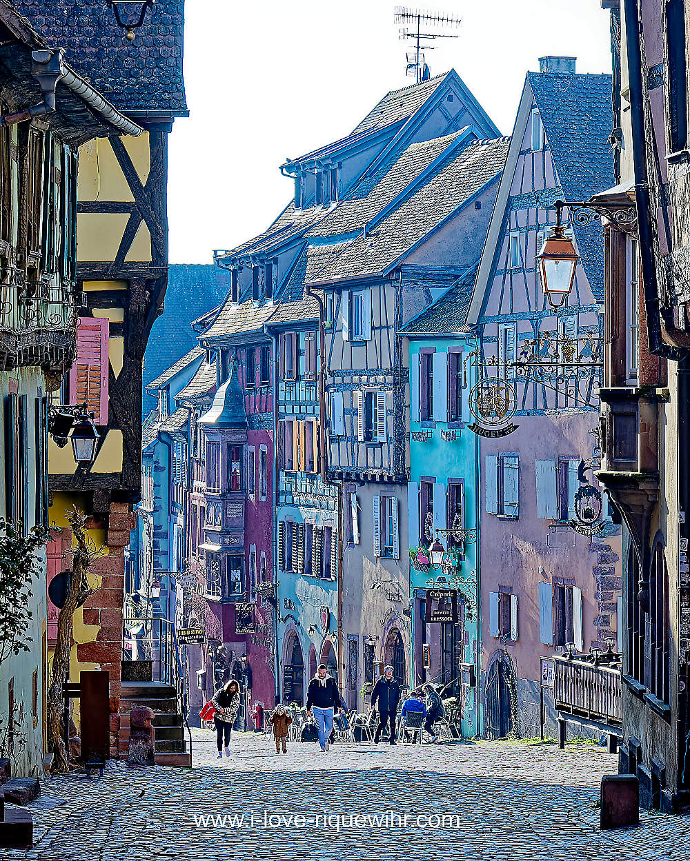 Riquewihr et ses belles maisons colorées du XVIe siècle.