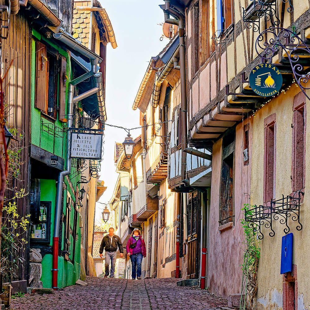 Die kleine Rue des Remparts in Riquewihr. Sie führt zu 3 von unseren Ferienunterkünften
