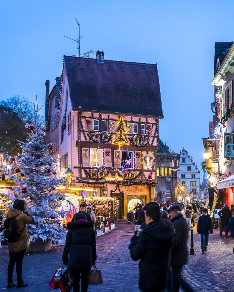 Die Weihnachtsmärkte in den Nachbarstädten von Colmar sind nur wenige Minuten von Riquewihr entfernt.
