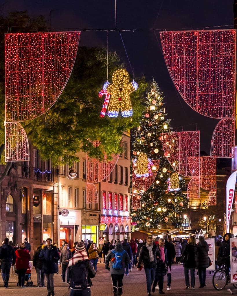 Der Weihnachtsbaum auf dem Place Kléber auf dem Straßburger Weihnachtsmarkt
