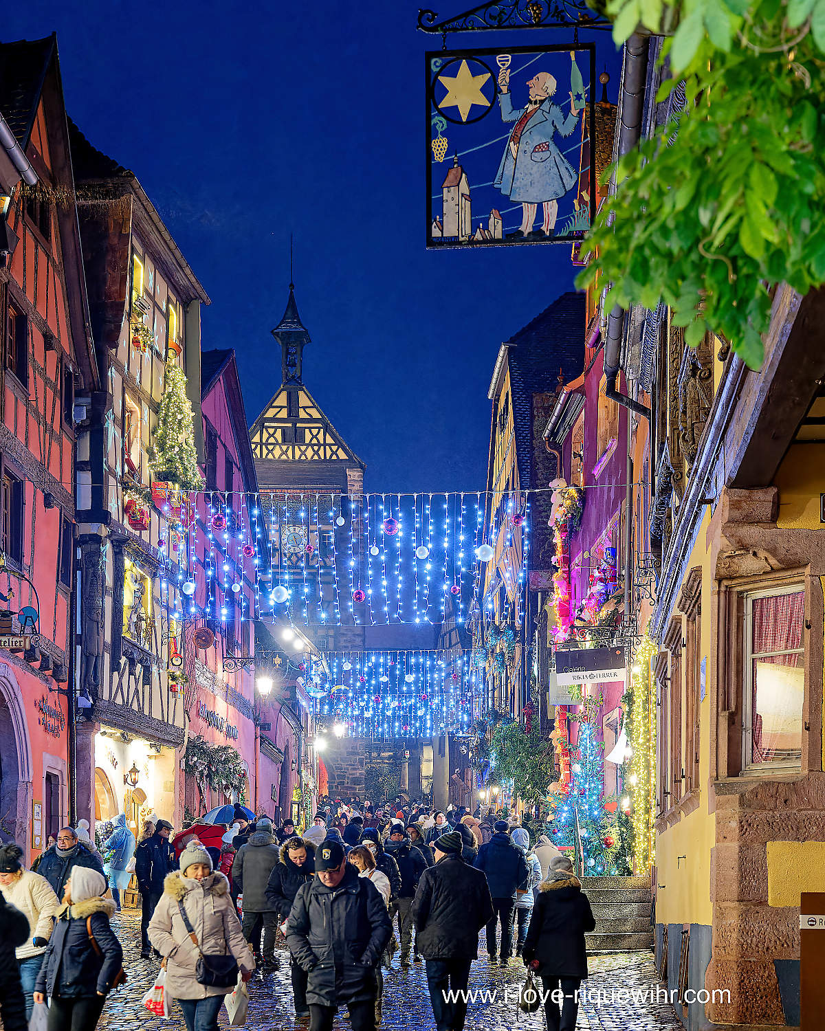 Rue principale de Riquewihr avec les illuminations de Noël