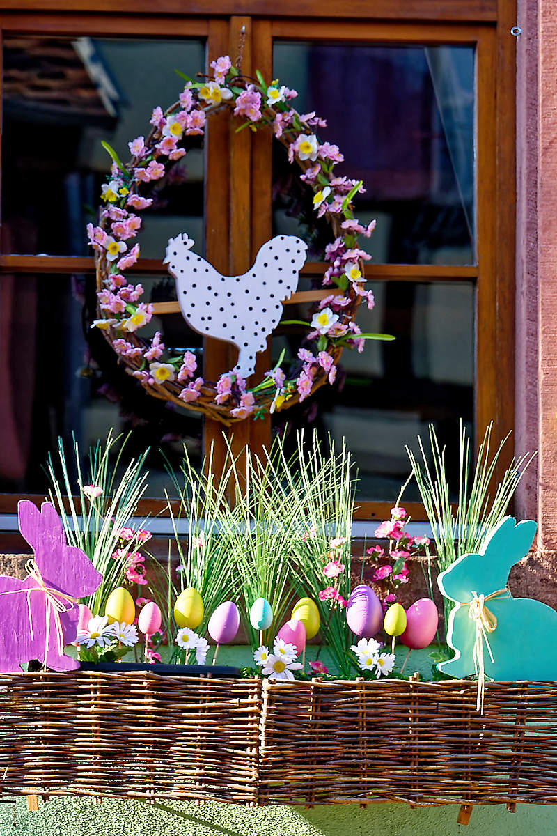 Œufs colorés et lièvres de Pâques à une fenêtre de Riquewihr.