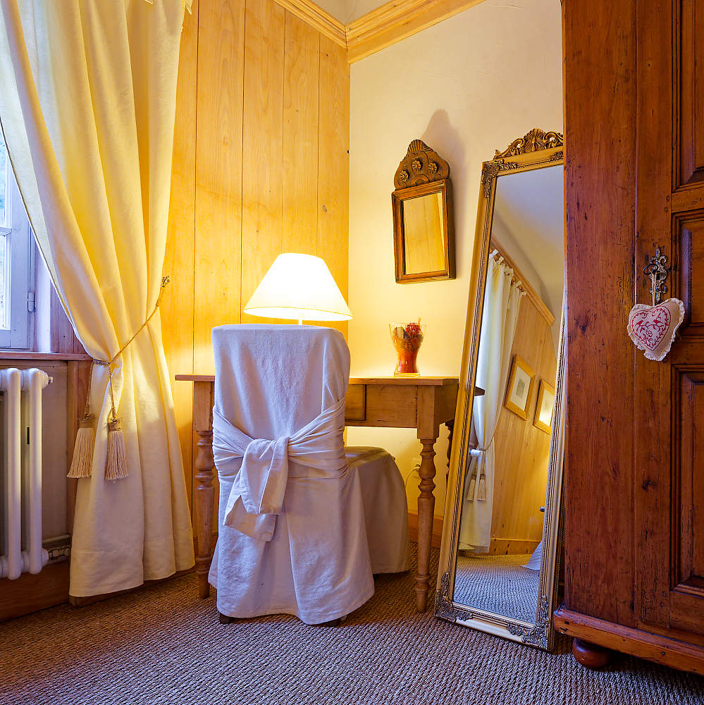 Table de travail dans la chambre à coucher